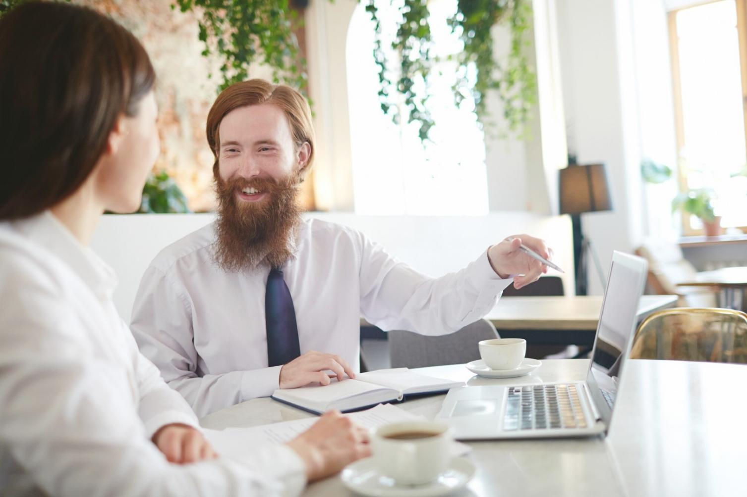 Coach professionista che organizza i propri appunti in un ambiente di lavoro moderno