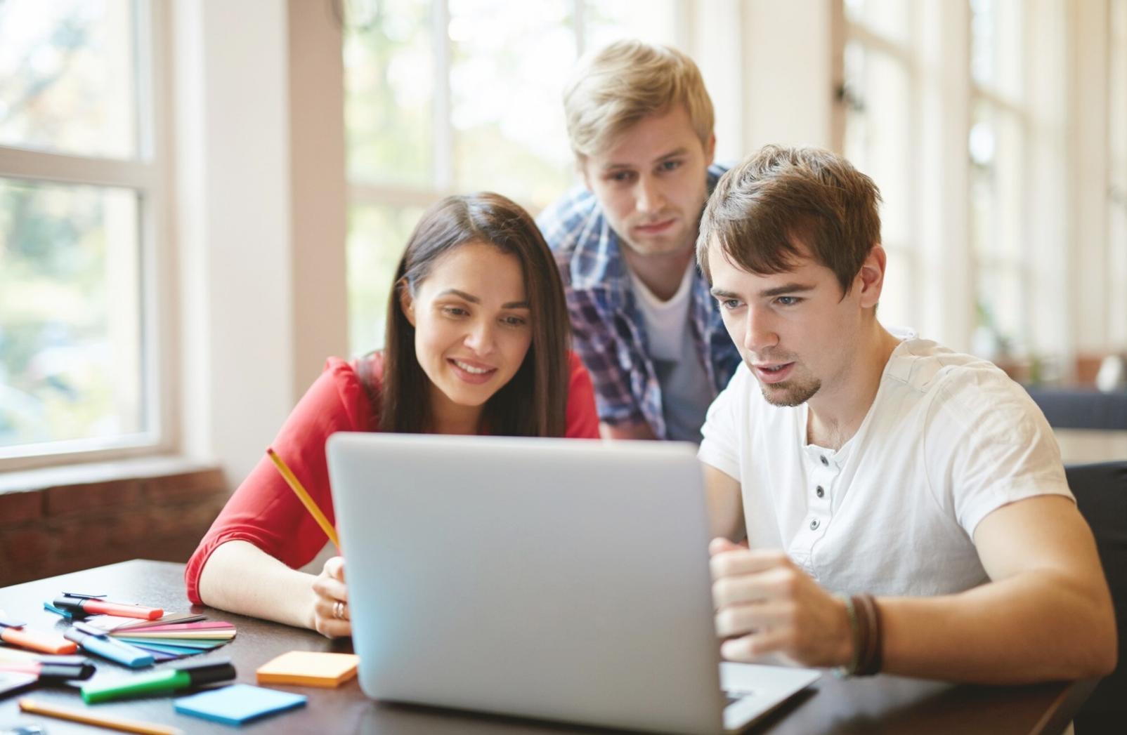 Postazione di lavoro domestica con computer e spazio organizzato