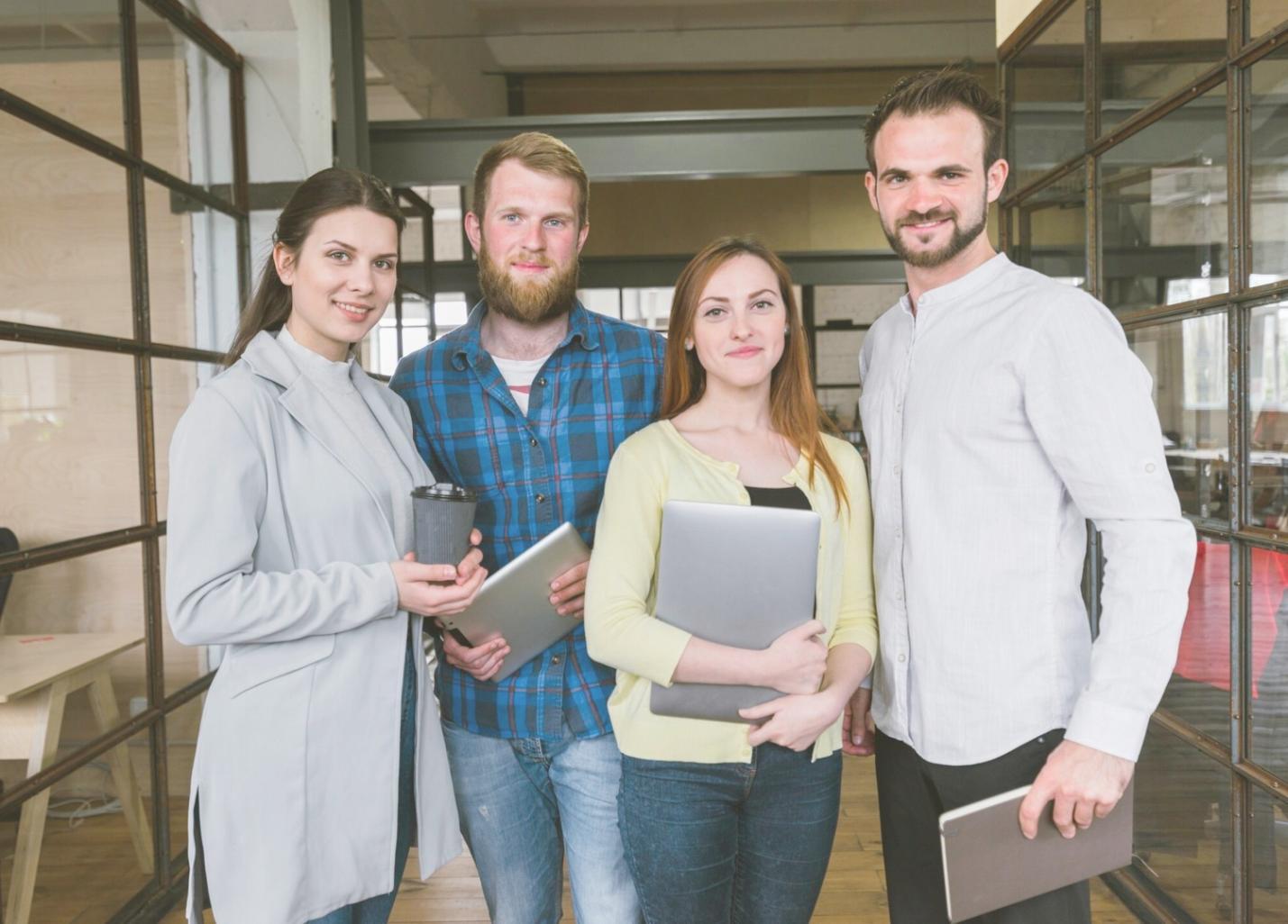 Il team mirevoltara al lavoro nell'ufficio di Catania